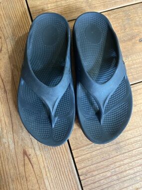 OOFOS Black Recovery Flip Flops
